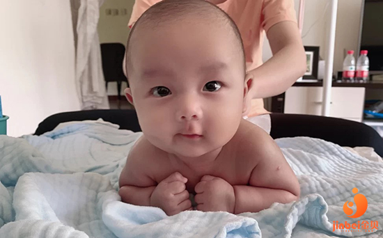 北京试管婴儿花费-怀孕的肚子上有小红点，你有过这种经历吗（上图）。
